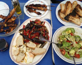 Foto del paso 5 de la receta: Brochetas de pollo, ensalada con pipas, pisto y dos huevos fritos