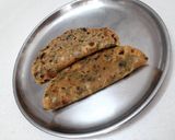 A picture of step 7 of Sindhi dry chilla.