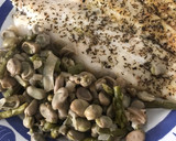 Foto del paso 4 de la receta: Panga al horno, con habitas muy tiernas y espárragos
