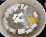 Foto langkah ke 2 dari resep Sup Bening Tahu Telur.