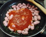 Foto del paso 5 de la receta: Salchichas mini con tomate y judías planas