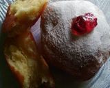 Foto langkah ke 5 dari resep donat bunga strowberi.