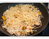 Foto del paso 2 de la receta: Noodles con salmón y mejillones