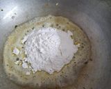 A picture of step 3 of Macaroni white sauce pasta with garlic bread.