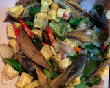 Foto langkah ke 2 dari resep Tumis Tongkol Tahu Kecap Pedas.