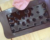 Foto del paso 2 de la receta: Chocolate con pasas de uva sultanitas 🍫 sin azúcar ni edulcorante 🍇7 de julio, día mundial del cacao