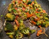 Foto del paso 4 de la receta: Salteado de verduras con sashimi de salmón marinado