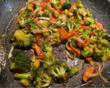 Foto del paso 4 de la receta: Salteado de verduras con sashimi de salmón marinado