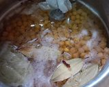 A picture of step 1 of Pìndi masala chana.