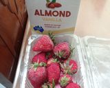 Foto langkah ke 1 dari resep Strawberry Almond Milk.