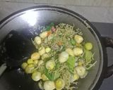 Foto langkah ke 5 dari resep Teri dan telur puyuh masak bawang.