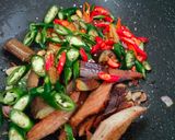 Foto langkah ke 3 dari resep Tumis Ikan dan Terong.