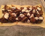 Foto del paso 5 de la receta: Hojaldre relleno de secreto, queso de cabra y cebolla caramelizada
