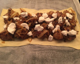 Foto del paso 5 de la receta: Hojaldre relleno de secreto, queso de cabra y cebolla caramelizada