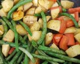 Gambar langkah 4 resipi Garlic Rosemary Roasted Chicken Breasts & Vegetables.