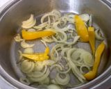 Foto del paso 2 de la receta Arroz caldoso con alcachofas, habas y salmón