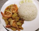รูปขั้นตอนการทำที่ 8 ของ กุ้งผัดมันฝรั่งพริกไทยราดหน้าข้าว