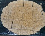 तिल गुड़ की चिक्की (til gur ki chikki recipe in Hindi) रेसिपी चरण 7 फोटो