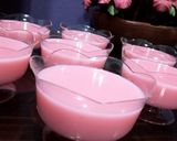 Foto langkah ke 6 dari resep Strawberry Pudding.