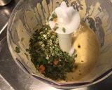 Une image de l'étape 3 de Sauce salade à la moutarde, noix, vinaigre de truffe et fines herbes.