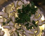 Foto del passaggio 1 della ricetta Vellutata di patate e funghi champignon