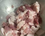 รูปขั้นตอนการทำที่ 1 ของ หมูผัดกะปิสะตอ