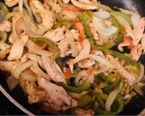 Foto del paso 1 de la receta: Plato fit🥗😊(fajitas de pollo, con salteado de verduras y puré de papa con brócoli)