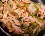 Foto del paso 1 de la receta: Plato fit🥗😊(fajitas de pollo, con salteado de verduras y puré de papa con brócoli)