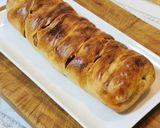 Foto del paso 4 de la receta: Trenza de hojaldre rellena de jamón, bacon, pasas y aceitunas