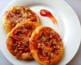 A picture of step 3 of Easy mini pizzas.