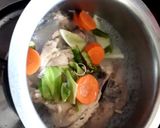 A picture of step 3 of Chicken clear soup.