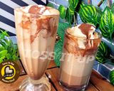 A picture of step 2 of Iced Cold Coffee With Chocolate Sauce And Vanilla Icecream.