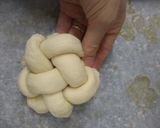 Foto del paso 5 de la receta: Flores de pan trenzadas