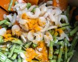 Gambar langkah 2 resipi Labu masak lemak kuning.