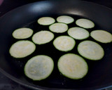 Foto del paso 2 de la receta: Mini pizzas de calabacín