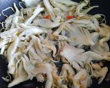 Foto langkah ke 3 dari resep Tumis Jamur Tiram Tauge.