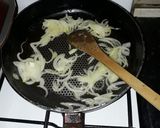 Foto del paso 1 de la receta: Huevos revueltos con cebolla