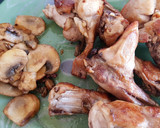 Foto del paso 2 de la receta: Arroz caldoso con conejo y setas aromatizado con perejil y romero