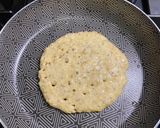 Foto del paso 3 de la receta: Pancakes de avena en hojuelas y banano con salsa de frutos rojos