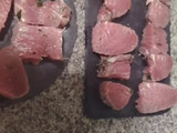 Atún marinado 3 días con salsa de tomate casera