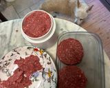 Foto del passaggio 4 della ricetta Hamburger tipo kofta semplificato con cipolla caramellata e zucchine