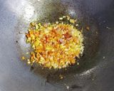 Foto langkah ke 3 dari resep Nasi goreng kunyit.