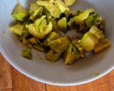 Une image de l'étape 2 de Wraps au saumon et à l'avocat et ses crudités.