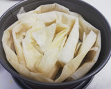 Foto del paso 2 de la receta: "Ruffled Milk pie" Tarta flor de masa filo🏵️