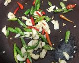 รูปขั้นตอนการทำที่ 2 ของ ข้าวกะเพราหมูชิ้น ไข่ดาว