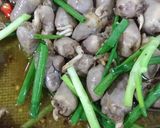 Hình bước làm 2 của món Tim gà cháy tỏi