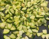 Foto del passaggio 1 della ricetta Riso nero con tonno, zucchine, mais e rucola