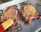 Une image de l'étape 1 de Côtes de porc panées au pesto et moutarde (recette plancha).