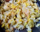 Une image de l'étape 1 de Quiche sans pâte, poulet, curry, poireaux et crème de coco.