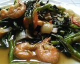 Foto langkah ke 5 dari resep Tumis Kangkung Udang.